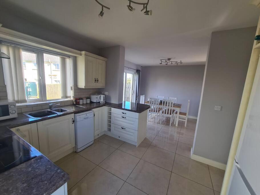 Bundoran Seaside Stays House - Wifi, Large Spacious Home Eksteriør bilde
